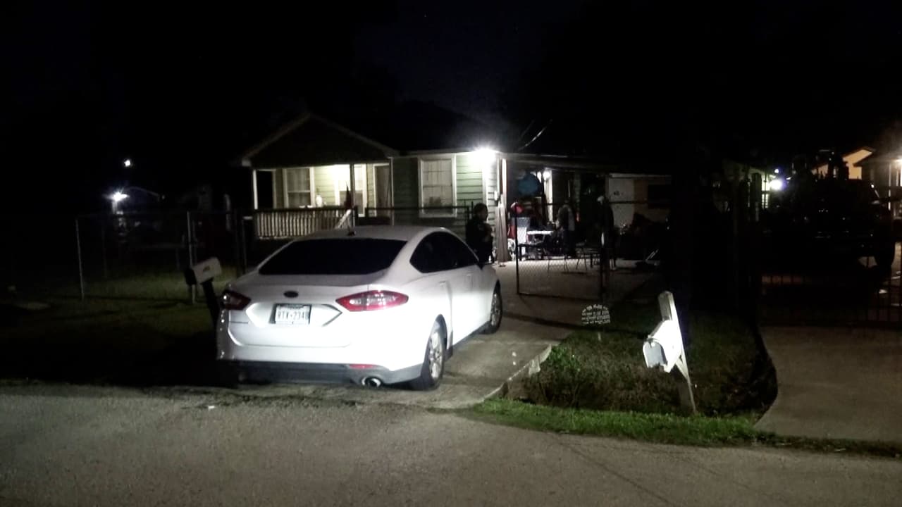 Bala perdida hiere a un hombre en la cabeza cuando celebraba victoria de Astros, según HPD