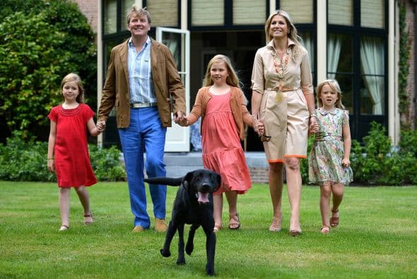Catharina-Amalia es la hija del rey Willem Alexander y su esposa la reina Máxima. Willem ascendió al trono en 2013, luego de la abdicación del trono por parte de su madre, la reina Beatriz.La princesa de Orange, la mayor de tres hermanas, a sus 11 años va a un colegio público, practica judo, jockey, le encanta la actividad hípica y habla perfectamente holandés, español e ingles.Y aunque sus apariciones públicas por el momento son limitadas, sus papás se aseguran de incluirla en las actividades tradicionales y necesarias para su formación como futura reina.