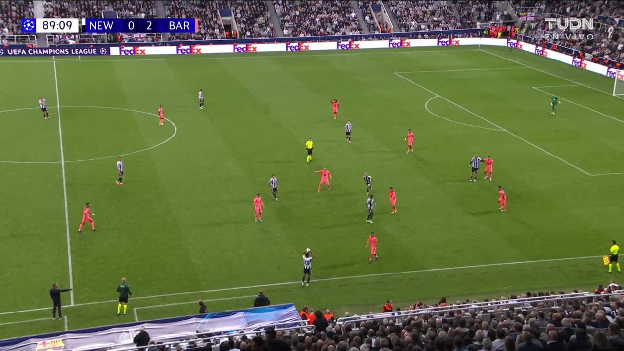 ¡GOL!  anota para Newcastle United. Anthony Gordon