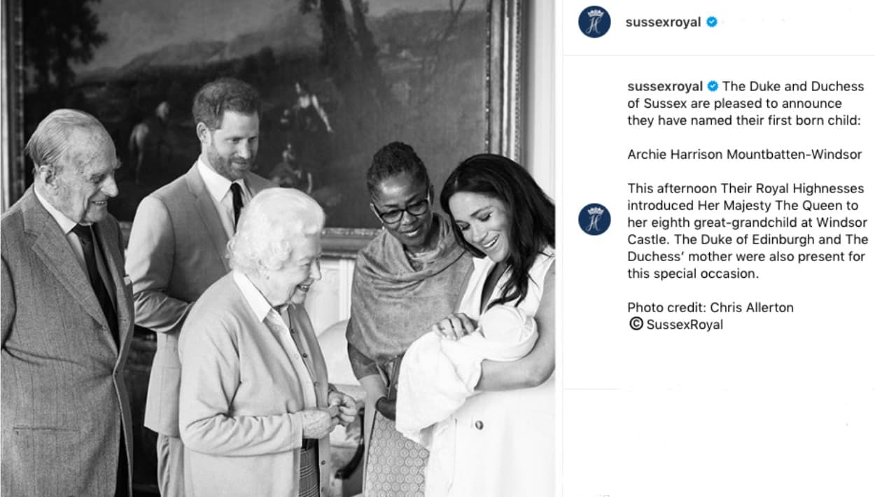 Junto a esta imagen que publicaron más tarde en Instagram, los duques de Sussex revelaron el nombre oficial de su hijo: Archie Harrison Mountbatten-Windsor. A la derecha de Meghan Markle se encuentra 
<b>su madre, Doria Ragland</b>, quien observa al pequeño al igual que la reina Isabel II, el duque de Edimburgo y el príncipe Harry.