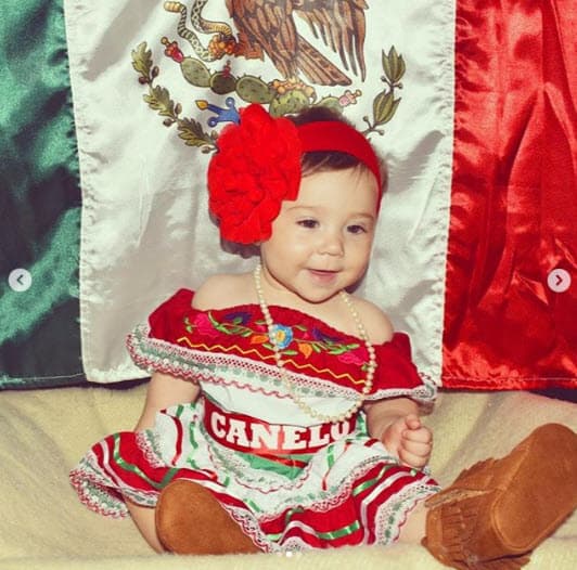 Las fotografías provocaron sensación, pues la pequeña de 8 meses de edad aparece con un atuendo muy mexicano y el nombre de su famoso papá en el cinturón.