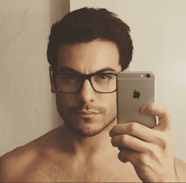 Este mexicano ha comentado que desde muy pequeño ha disfrutado de cantar, esto lo impulsó a participar en diversos concursos del colegio, así como de Tlaxcala, su estado natal.