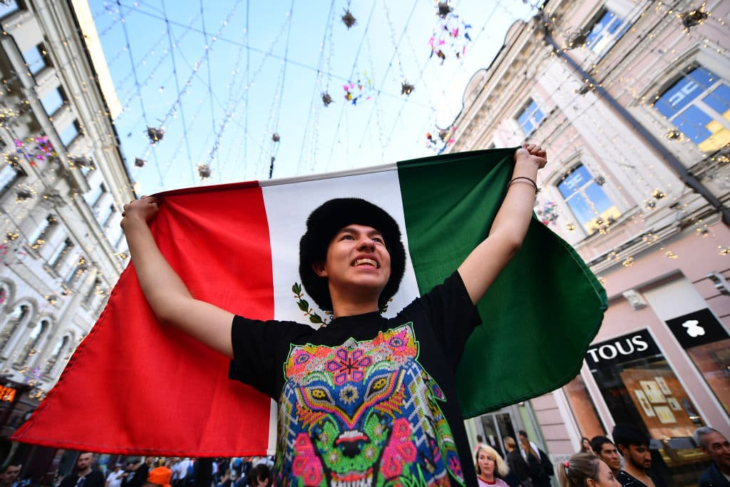 La fiesta mexicana tomó las calles de Moscú y con máscaras, banderas, sombreros y todo aquello que caracteriza a la afición Tricolor, causaron furor y contagiaron con su entusiasmo.