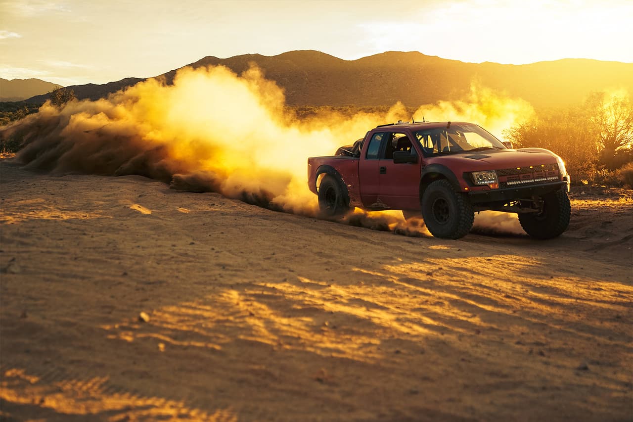 <b>Baja 1000</b>
<br>Como ya hemos visto, una de las categorías más destacadas de esta carrera es la 
<b>Trophy Truck</b>, inmensas pickups modificadas, con motores capaces de llegar a 800 caballos de fuerza.
