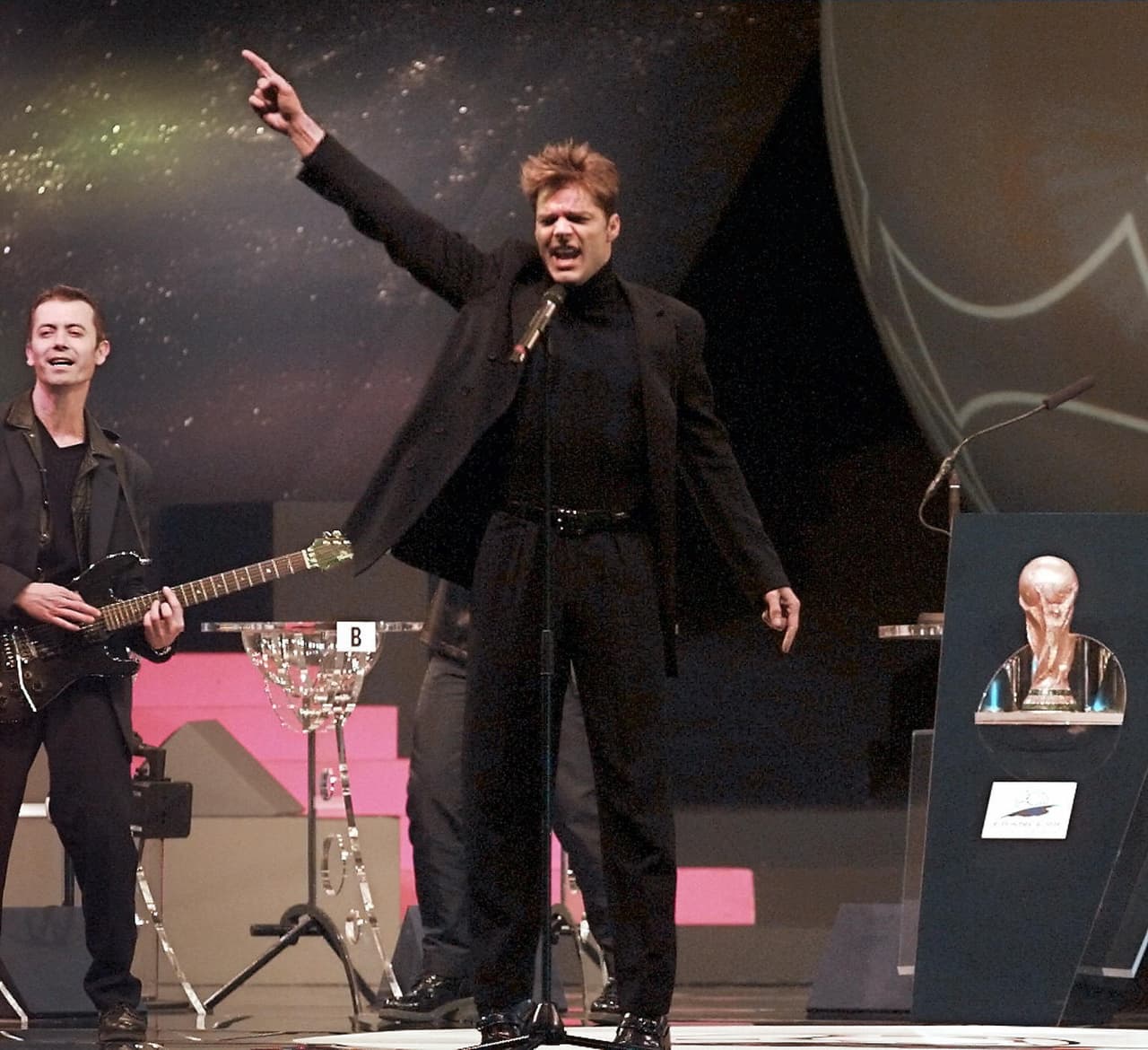 Mientras que Ricky cantó "La copa de la vida" para el Mundial de Francia 1998.