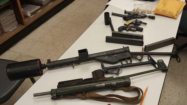 Arrestan a un indigente en posesión de varias ametralladoras