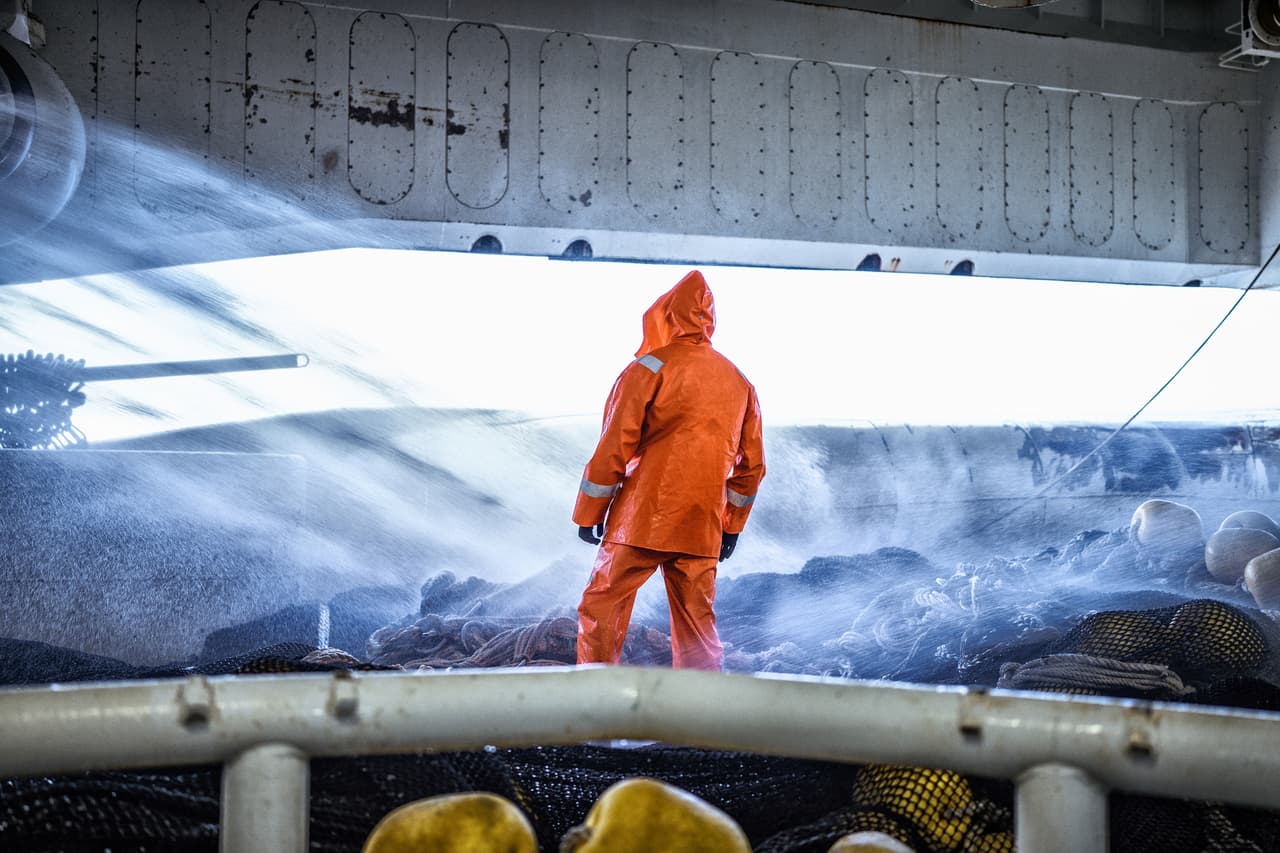 <h2 class="cms-H2-H2">10. Marineros y trabajadores navales</h2>
<br>
<br>🚧 
<b>Tasa de accidentes fatales (2021): </b>36.2 por cada 100,000.
<br>
<br>🚧 
<b>Muertos por accidentes laborales (2021):</b> 10.
<br>
<br>🚧 
<b>Causa de muerte más común:</b> Accidentes de transporte.
<br>