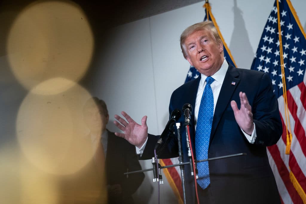 Trump insiste en la desacreditada teoría de que el voto por correo favorece el fraude.