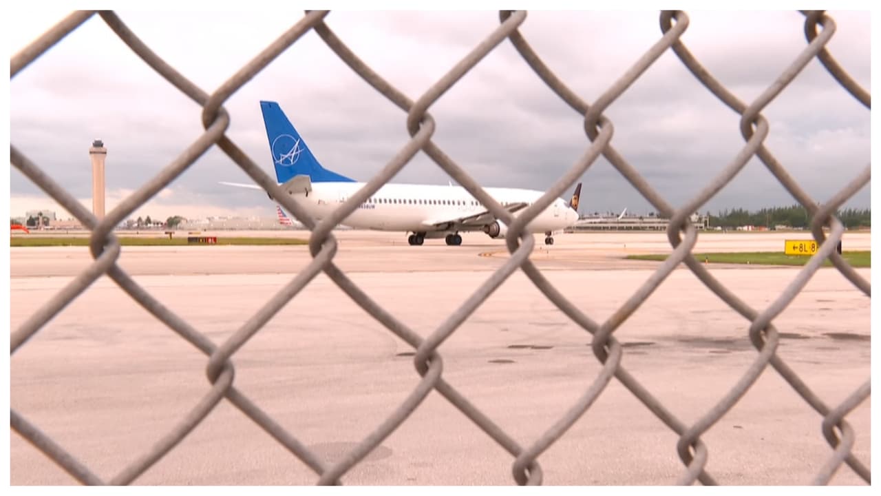“Ha sido una tortura para los muchachos”: tercer vuelo de deportación a Cuba parte de Miami
