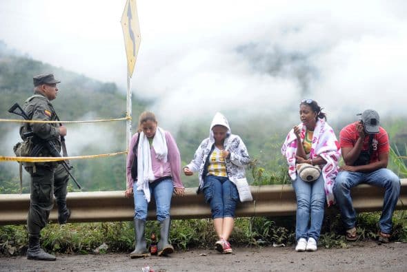 Santos prometió también ayuda económica para construir viviendas para los que se han quedado sin techo a causa del alud.