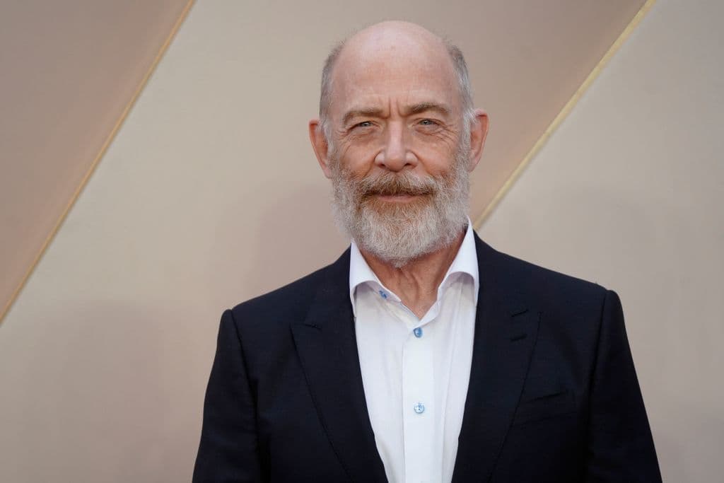 Simmons logró una estatuilla Oscar por su desempeño en 'Whiplash' y ha aparecido en grandes proyectos como 'Juno', 'The Accountant', 'Ride the Eagle' y 'La La Land'.