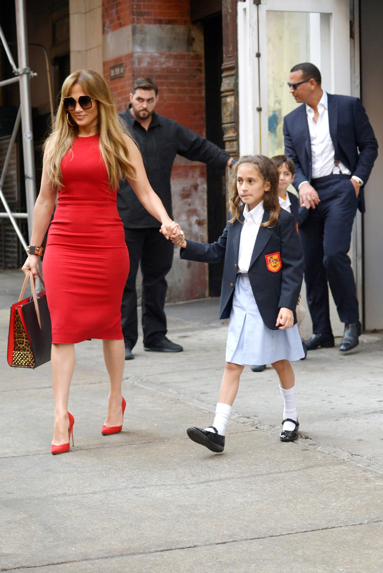 La 'Diva del Bronx' recogió personalmente a sus pequeños retoños de la escuela y los llevó a comer a ABC Kitchen, un lujoso restaurante que se encuentra en el barrio de Gramercy.