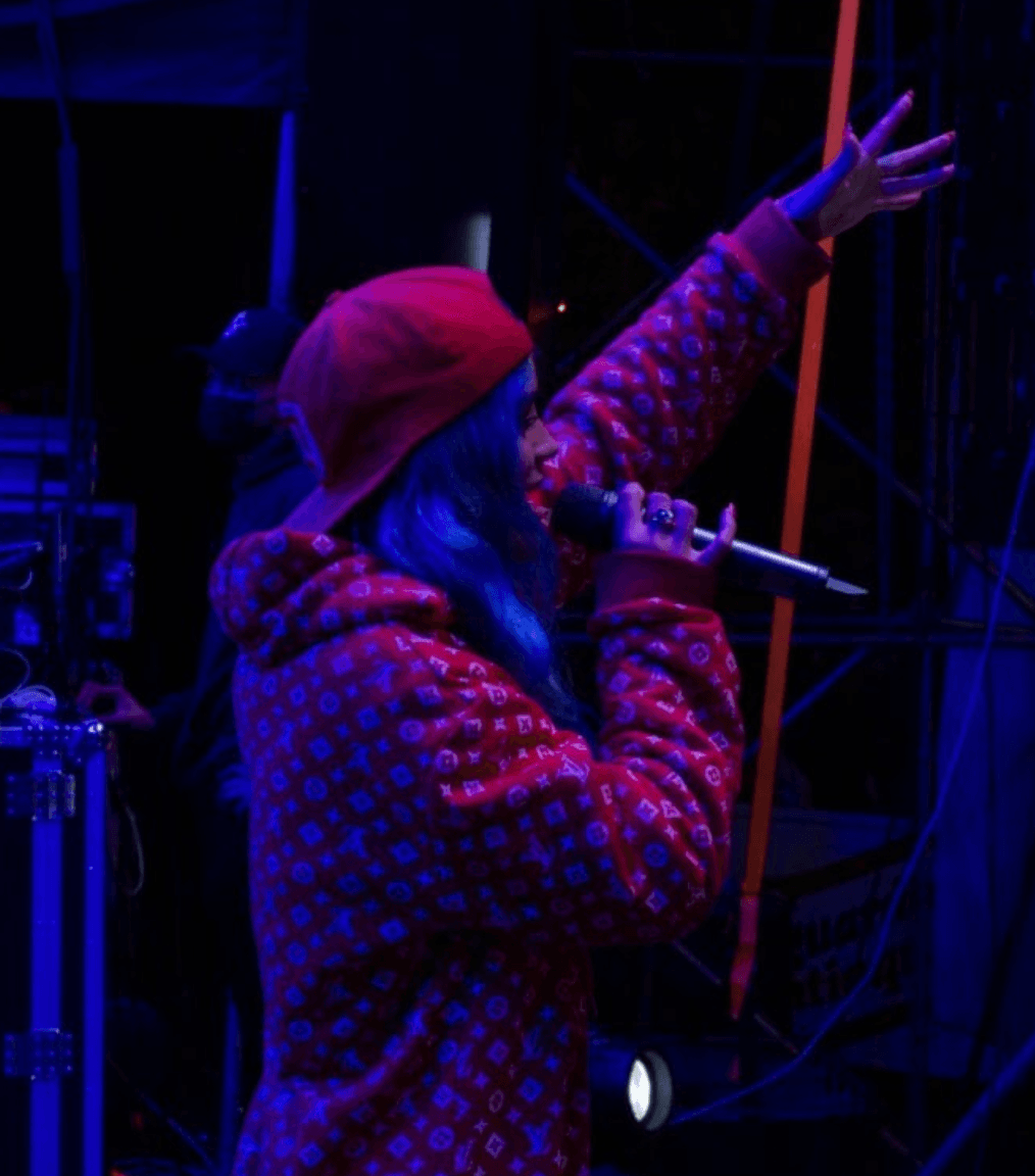 Y aunque la gemela de Karol G, ha sido blanco de críticas por los fanáticos de la reconocida cantante, otros han aprovechado su gran parecido para contratarla en
<a href="https://www.univision.com/musica/karol-g-bichota-tour-2022">eventos </a>y sentir que estuvieron junto a la reggaetonera colombiana en persona.