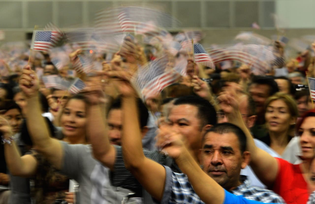 En el año fiscal 2014 fueron juramentados 654,949 nuevos ciudadanos estadounidenses.