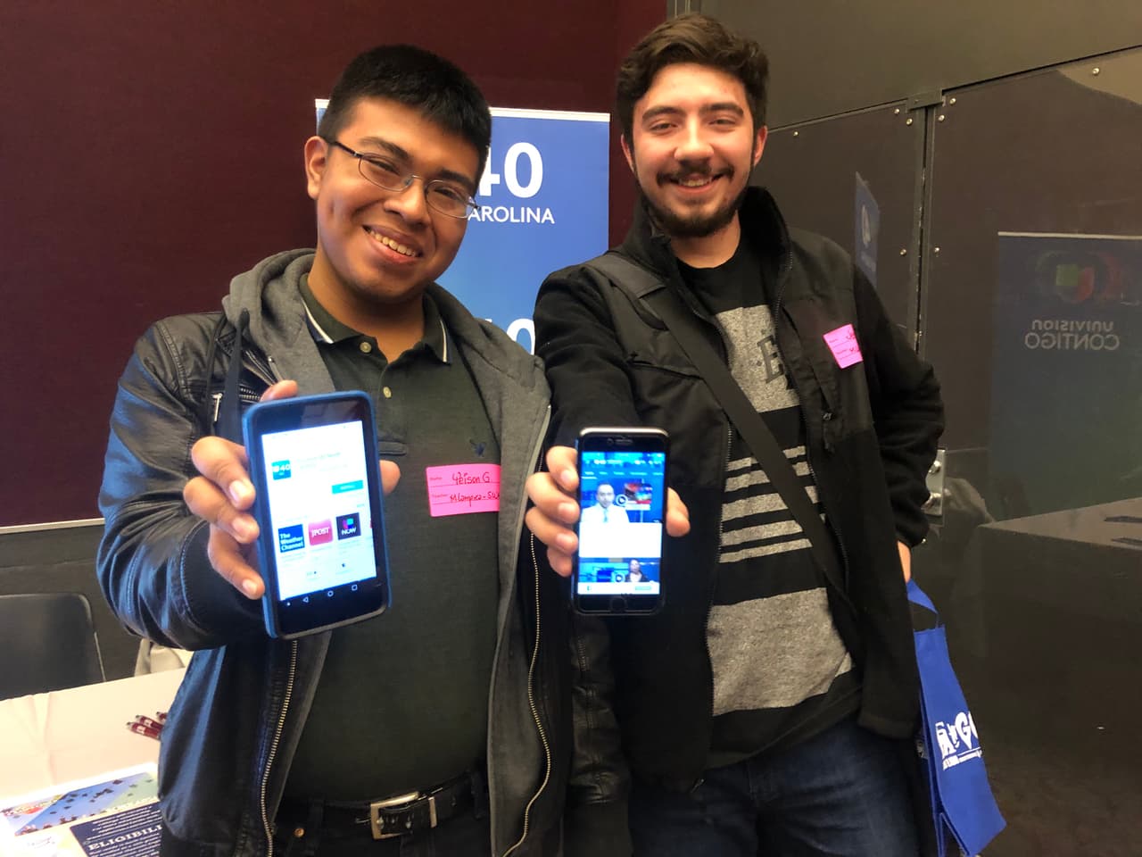 Estudiantes descargan la APP de Univision 40 North Carolina durante el Hispanic Education Summit 2019