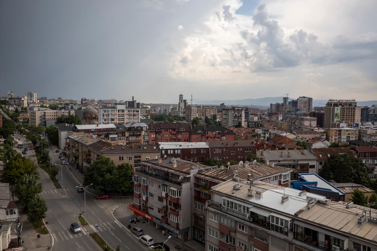 <h3 class="cms-H3-H3">Kosovo</h3>
<br>
<br>Aunque no hay restricciones para evitar la propagación del coronavirus, se recomienda que los viajeros presenten una prueba negativa dentro de los cuatro días de su llegada.
<br>
<br>Incluso la embajada de Estados Unidos en el país
<a href="https://xk.usembassy.gov/coronavirus/" target="_blank">estableció abiertamente su deseo de que ciudadanos se abstengan de llegar a Kosovo</a> porque
<b>“la situación de salud se está deteriorando, y las instituciones públicas están luchando por mantenerse al día con la demanda. Es posible que las restricciones fronterizas se vuelvan a imponer con poca antelación, y los cambios frecuentes están causando confusión en los aeropuertos y las fronteras”. </b>
<br>