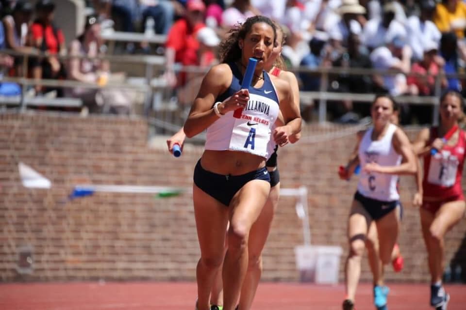 <b><a href="https://pennrelays.com/" target="_blank">Penn Relays (a partir del 28 de abril)</a>: </b>Observa a las estrellas de atletismo de nivel secundario, universitario y de maestría, así como a los atletas olímpicos competir en la competencia de atletismo más antigua y más grande de los EE. UU. Se trata de uno de los eventos deportivos anuales característicos de Filadelfia, en el Franklin Field en el campus de la Universidad de Pensilvania.