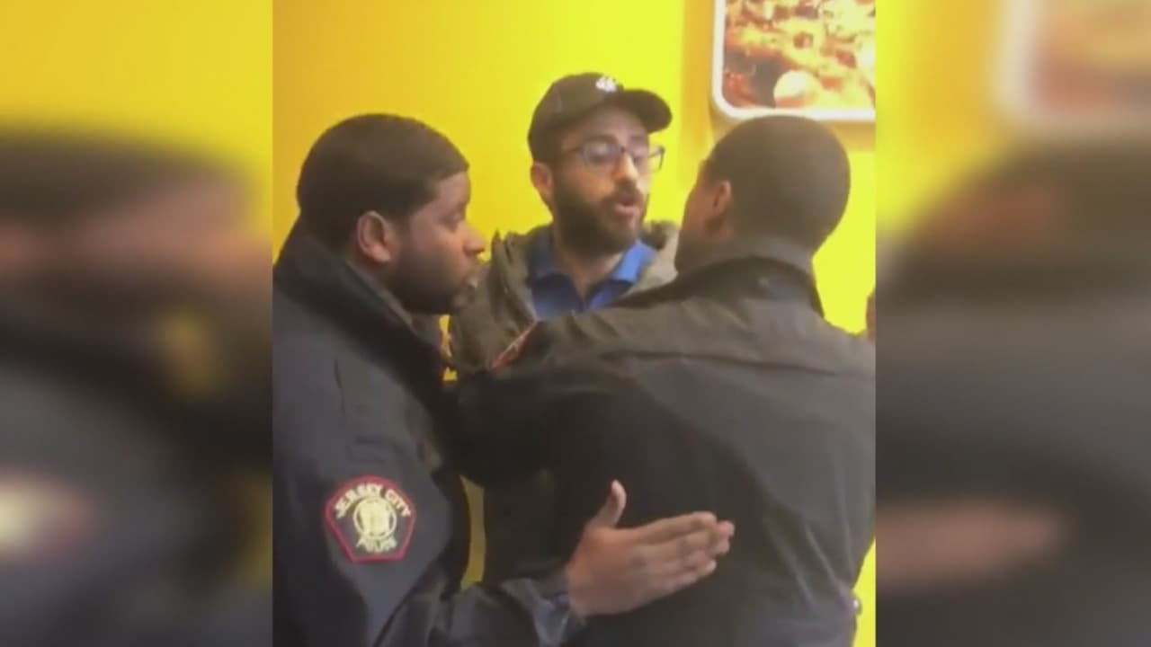 Con este video buscan probar que dos policías agredieron brutalmente a un empleado de Domino's Pizza