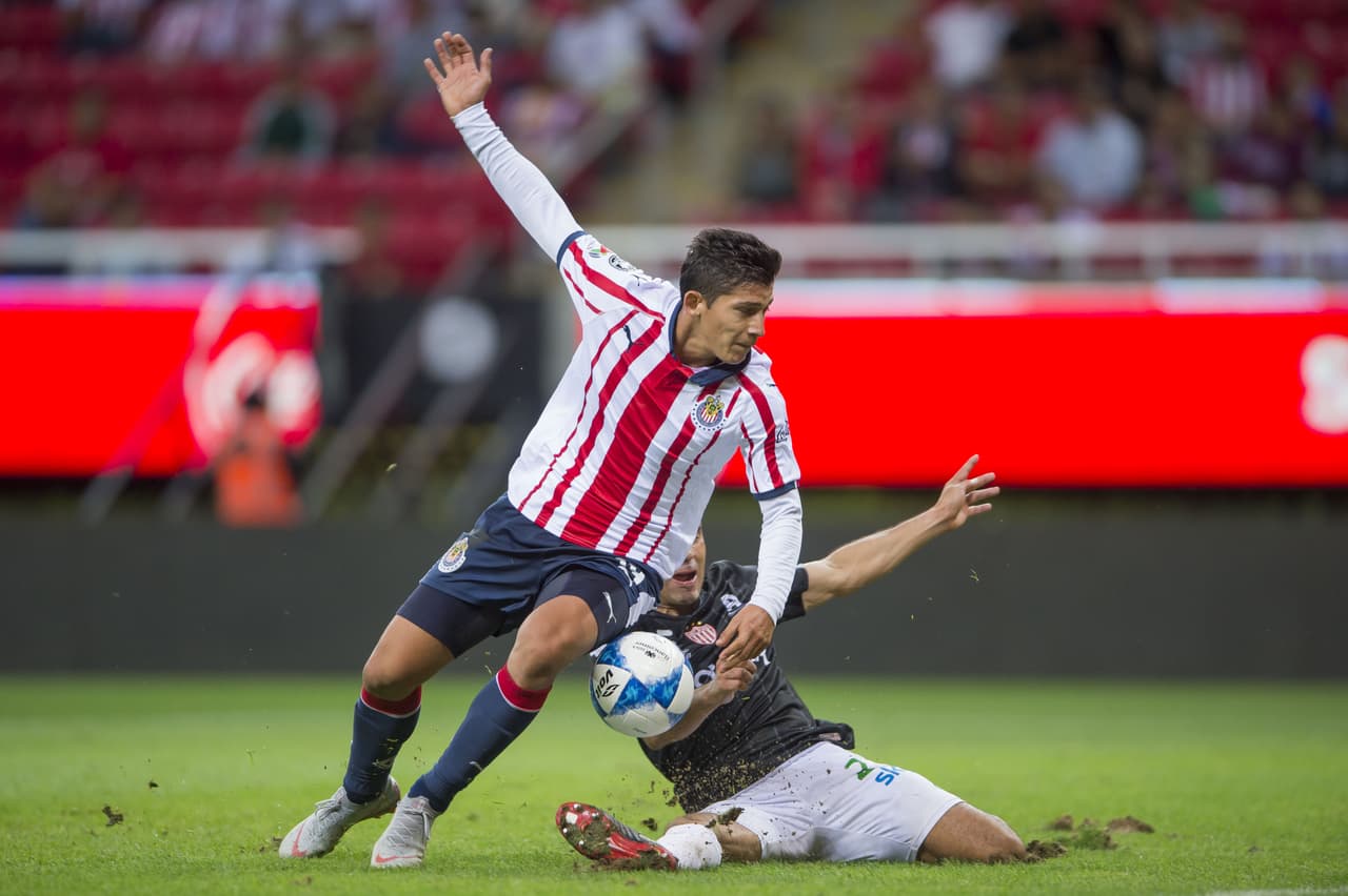 La batalla por el control del medio campo fue mucho más intensa en la segunda mitad. Sin embargo, Chivas logró tener más posesión y llegadas en el área rival durante los primeros minutos.