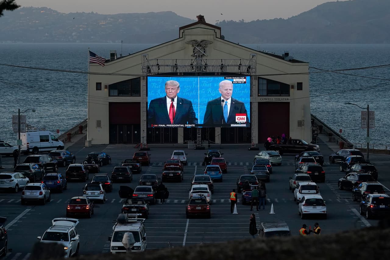 Un grupo de personas mirando el debate en un autocine de San Francisco, California. Joe Biden habló de la necesidad de elevar el sueldo mínimo a $15 por hora, y argumentó que cualquier ingreso por debajo equivale a vivir en la pobreza.