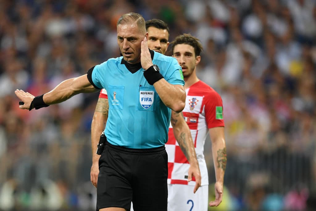 El argentino Néstor Pitana recibió el llamado del VAR y con la revisión de la tecnología se sancionó por primera vez en una final de Mundial un penalti.