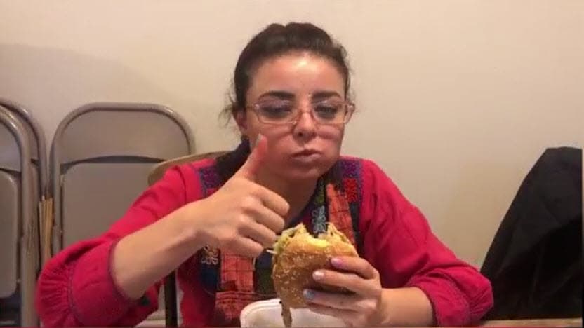 Hoy, la realidad es otra. Han pasado poco más de 10 años desde entonces y Violeta Isfel disfruta de su trabajo y ahora, como nunca, su faceta
<b><a href="https://www.univision.com/famosos/ante-la-crisis-economica-violeta-isfel-cambio-las-telenovelas-por-la-parrilla-fotos" target="_blank">como chef de hamburguesas. </a></b>
<br>