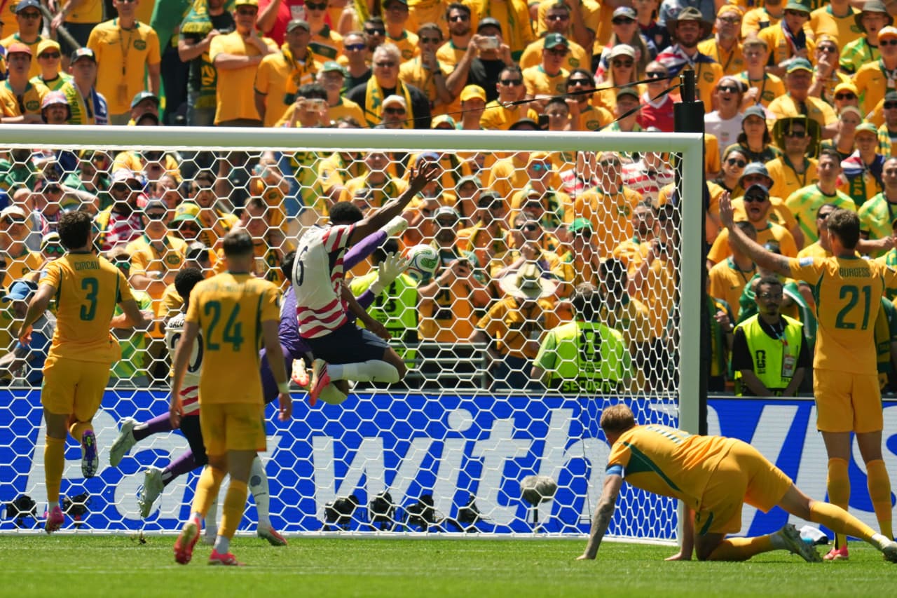 Alex Freeman (16) de Estados Unidos anota el segundo gol de su equipo durante el partido de fútbol del Grupo D de la Copa Mundial entre Estados Unidos y Australia en Seattle, el viernes 19 de junio de 2026.