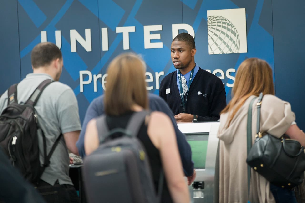Trabajadores de United Airlines protestaron ese miércoles afuera del Willis Tower sobre las condiciones de su contrato de trabajo que les ha sido aplicado desde 2013, especialmente en el tema de salarios, beneficios y planes de jubilación. De acuerdo con el sindicato, el objetivo de la protesta es "alertar a los inversores y a los consumidores de las turbulencias que se acercan".
