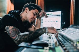 Nada mal para este joven que descubrió su talento para escribir canciones a los 13 años y un año más tarde dejó su pueblo natal, Caborca (Sonora, México), para irse a Mazatlán, donde comenzó a cantar en bares y restaurantes.