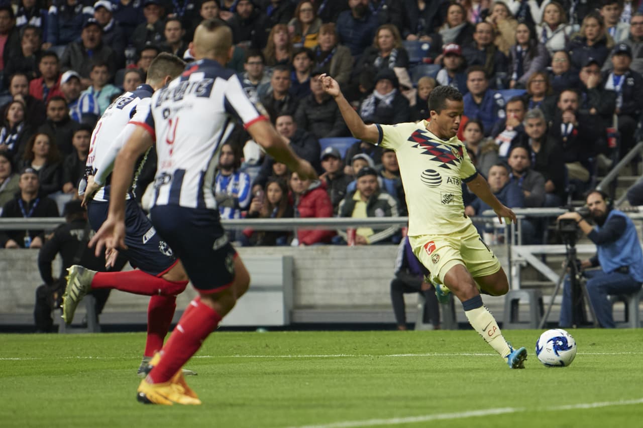 Giovani dos Santos metió un centro potente que generó peligro.