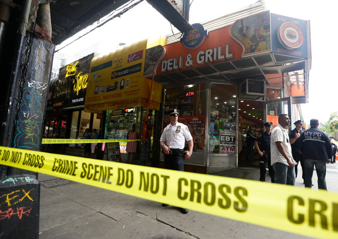 Pistolero abre fuego a través de una ventana y mata a un hombre en barbería de Brooklyn