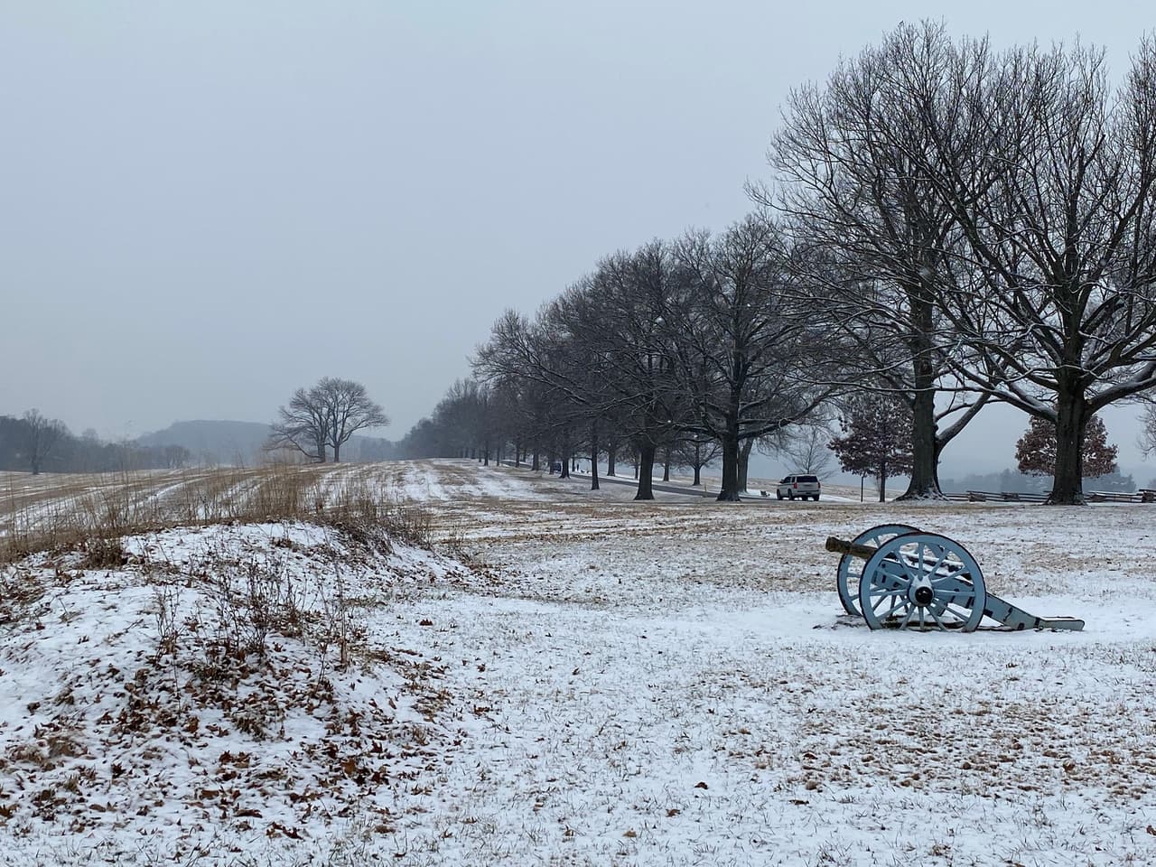 Ubicado a unos 35 minutos en automóvil al noroeste del centro de la ciudad de Filadelfia, los visitantes del 
<b><a href="https://goo.gl/maps/eRYJtBm6qxt3q65i7">Valley Forge National Historical Park</a></b> viajan en el tiempo al angustioso campamento de invierno de 1777-1778 del Ejército Continental de George Washington.
