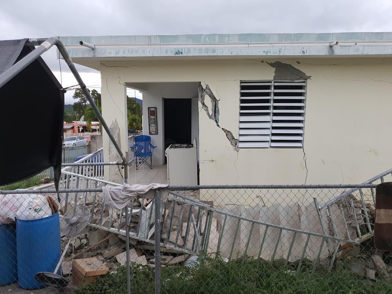 Una residencia sufrió daños estructurales en las paredes y ventanas.