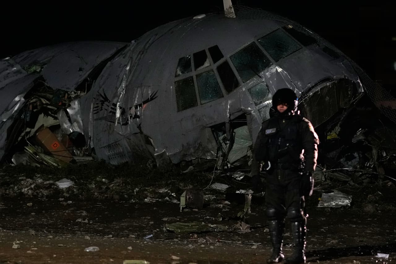 Avión militar que transportaba dinero se estrella en aeropuerto de La Paz, en Bolivia, y deja al menos 15 muertos