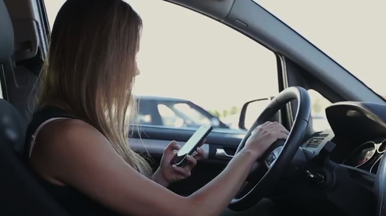 "Estoy de acuerdo", hispanos apoyan ley que prohíbe uso del celular al volante en Pensilvania
