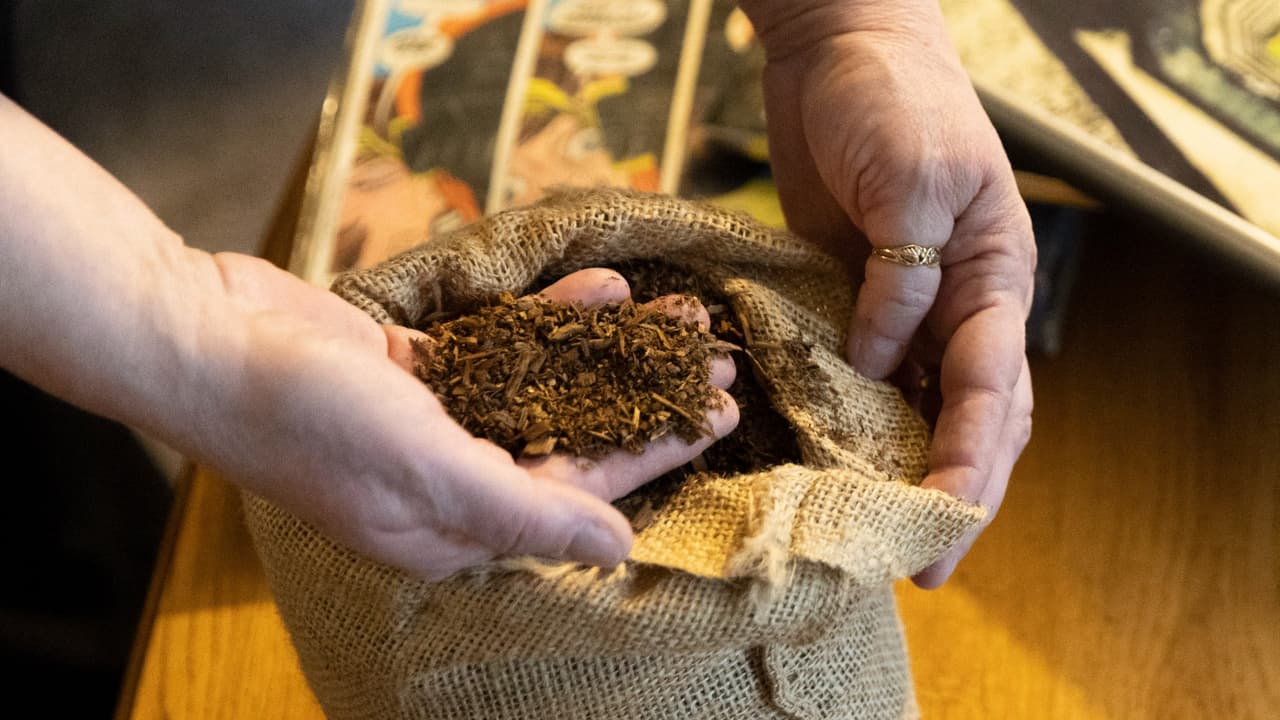 Cindy Armstrong, residente de Washington, muestra una bolsa llena de la tierra que se utilizó en la descomposición de los restos de su hijo.