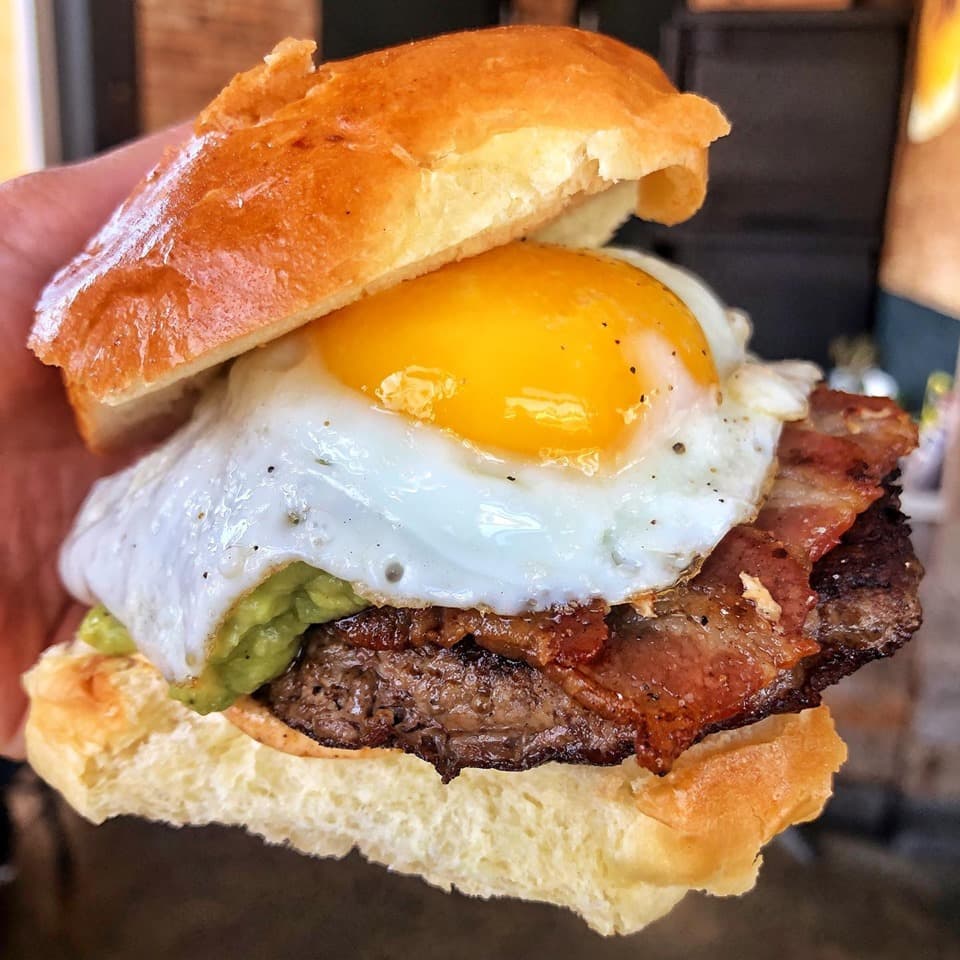 <b>Crossover Burguer </b>
<br>Esta es una apuesta de Burntzilla en Culver City. Con 
<i>topping</i> de huevo, seguido por una gruesa capa de guacamole y tocineta. Una verdadera prueba a tu paladar.