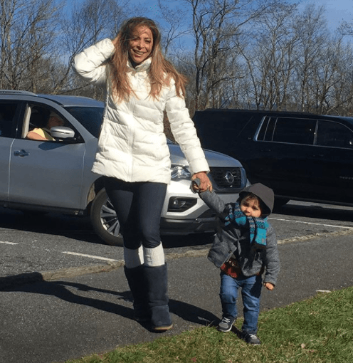 De la mano de su compañerito inseparable, su pequeño hijo Michel Victor, Lourdes estaba lista para gozar junto a los hombres de su vida.