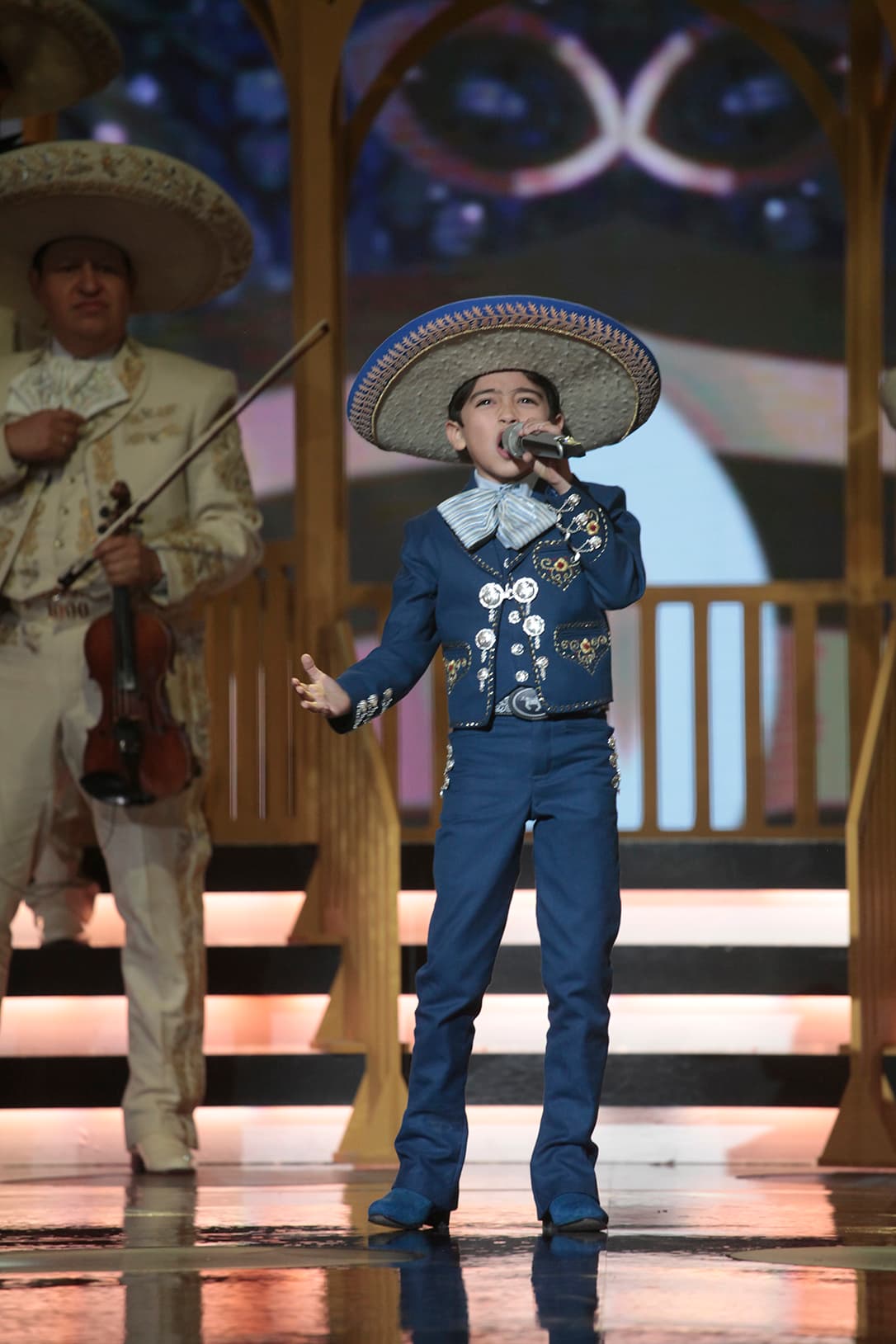 El elegido para acompañarla en el concierto que Karol Sevilla ofreció en Veracruz, como parte del 'Que se pare el mundo tour', fue Kenneth, del escuadrón eliminado en la novena gala, 'Sarilú y sus Bombas'.