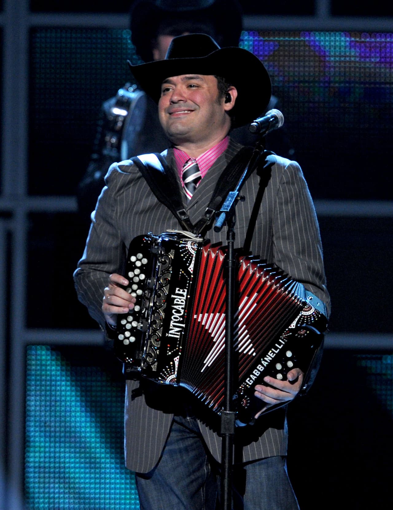 El primer disco que realizaron se llamó 'Los Tejanos de Ricky Muñoz', a principios de 1990 y fue una estación de radio con sede en McAllen, Texas, la primera que tocó una de sus canciones. Al poco tiempo firmaron con la disquera EMI Latin su primer contrato.
<br>