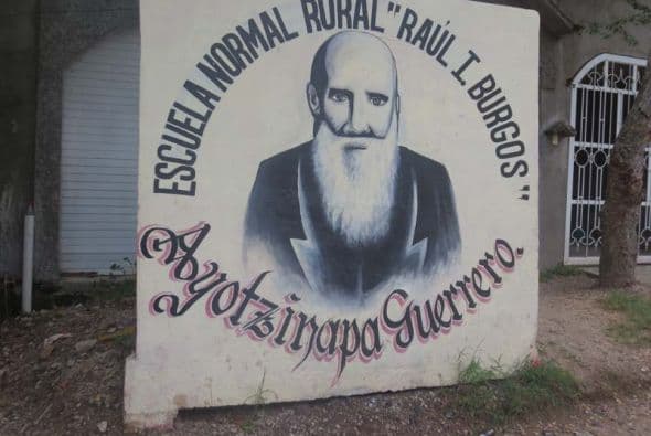 El mural que da la bienvenida a la Escuela Normal de Ayotzinapa.