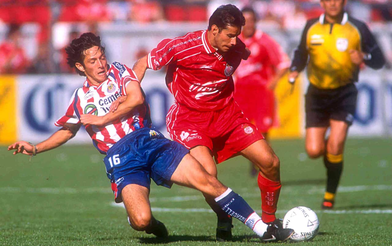 Un defensa más que jugó para ambos equipos.