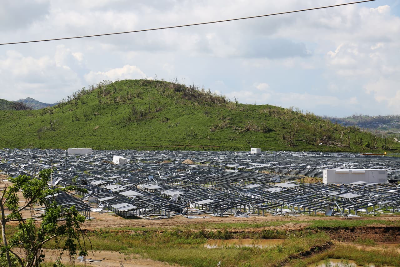 Un campo de paneles solares de Humacao fue afectado por los fuertes vientos del huracán.