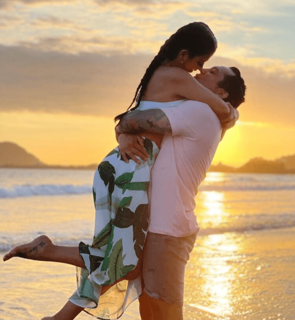 “Quiero ser tu apoyo en cada sueño que tengas y quiero verte llegar aún más lejos de lo que has llegado , te amo y amo ser la señora de LUNA”