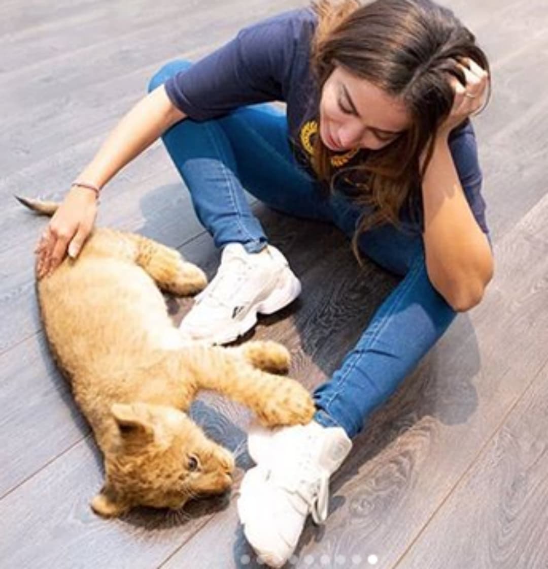 “No tengo una rutina para usar las redes. Las uso de una manera natural. 
<b>A veces estoy algo borracha cuando escribo algo y después me río al ver lo que puse</b>. Creo que los fans ven eso: que soy auténtica y eso les gusta”.
<br>