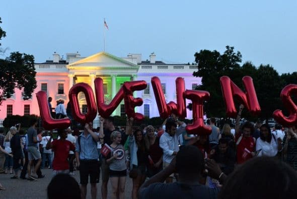 Alrededor de un centenar de personas se reunieron en la Avenida Pensilvania de Washington.