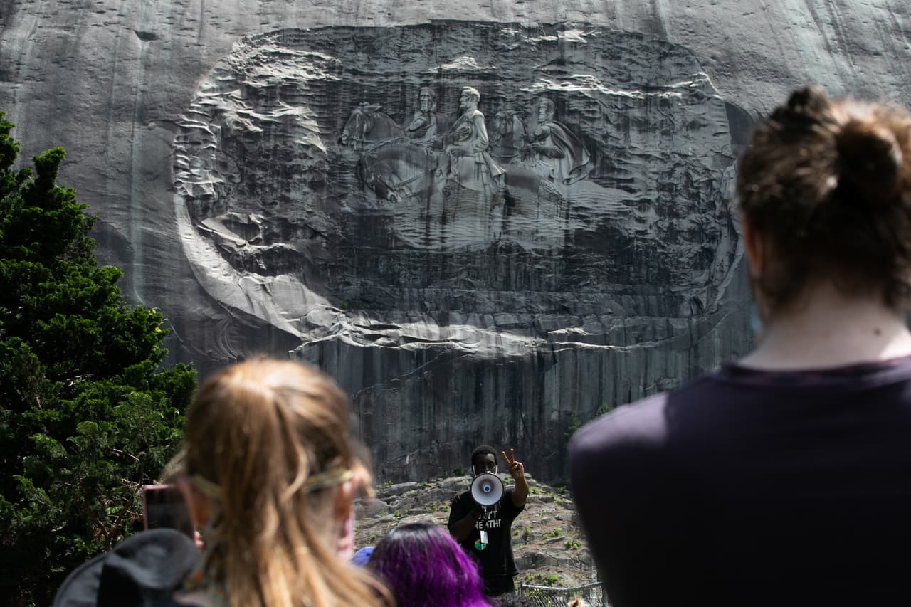 <b>STONE MOUNTAIN PARK</b>. El parque cuenta con una cúpula de monzonita de cuarzo llamado Stone Mountain. El bajorrelieve de la cara norte de la montaña es el más grande del mundo. Cuenta con una escultura llamada Confederate Memorial Carving del presidente confederado Jefferson Davis, el general Robert E. Lee y el general Thomas J. “Stonewall” Jackson.