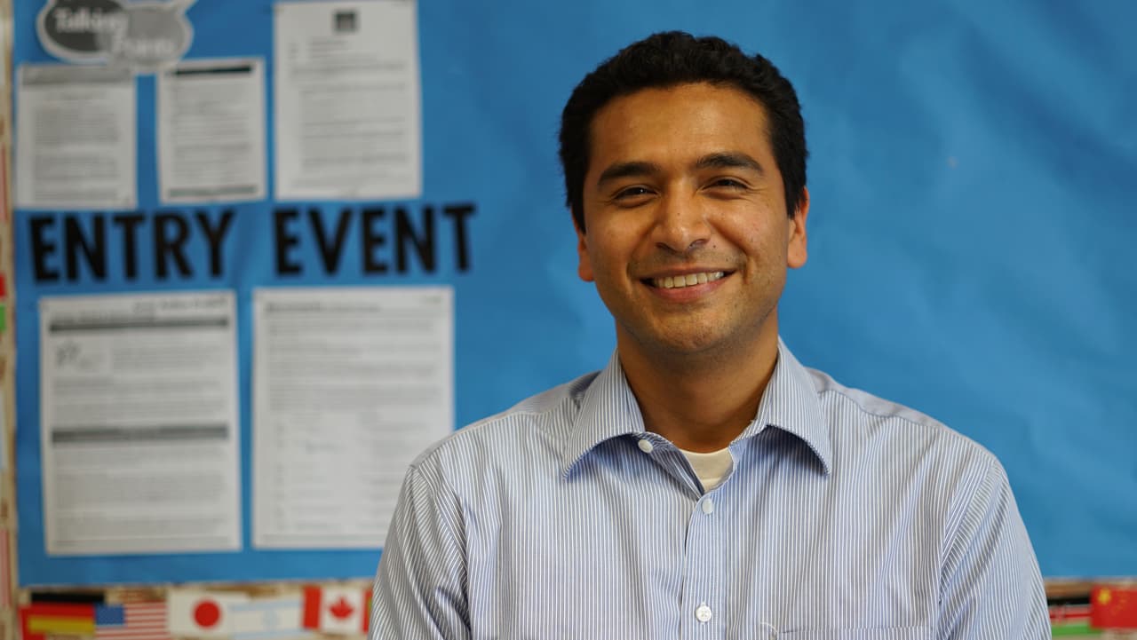 Educación alternativa que comienza en la comunidad: Canek Peña-Vargas, un maestro excepcional