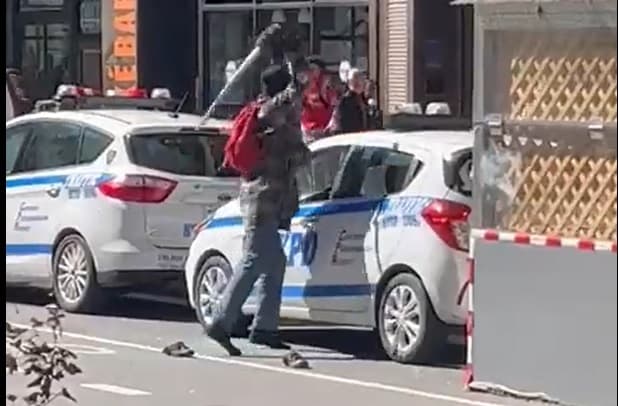 Joven destroza una patrulla de policía en las calles de Manhattan