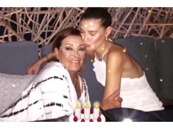 "Yo dije: mejor me retiro, me voy a vivir a mi Acapulco precioso, me retiro de todo esto porque a estas alturas de la vida, me he fregado 51 años de mi vida para tener una carrera impecable, una vida también impecable, con mis equivocaciones, pero al final del día me llevan a ser una mujer decente como lo que soy: cariñosa, afectuosa, trabajadora, profesional; amorosa con mi familia, con mi madre, con mis hermanos, con mis hijas, con mis nietas".